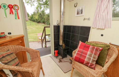 Llanfihangel Tal-y-llyn Cottage | Tilly Gypsy-style Caravan Hut