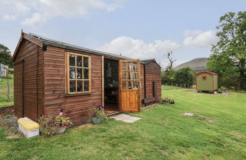 Llanfihangel Tal-y-llyn Cottage | Tilly Gypsy-style Caravan Hut