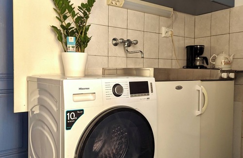 Donji Grad Apartment | Tilted Painting Condo w Queen Bed and 55" TV