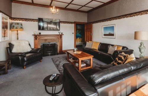 New Plymouth Villa | Timata Ora - 7BR family home in prime location
