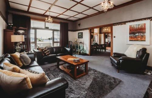 New Plymouth Villa | Timata Ora - 7BR family home in prime location