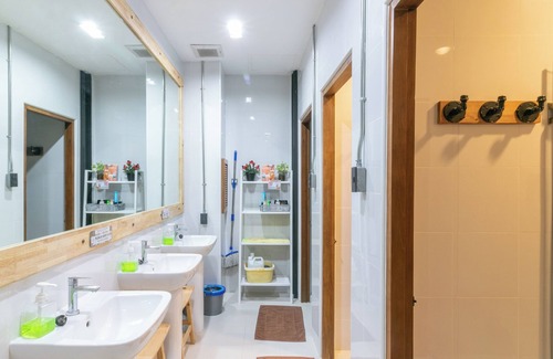 Thanon Phetchaburi Hostel | Timber Hostel