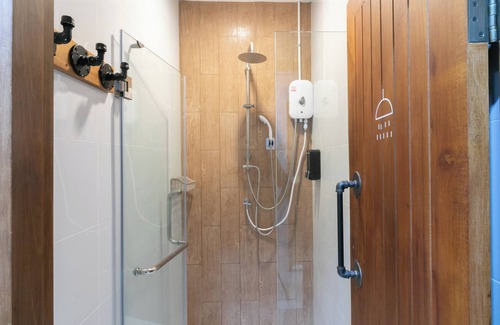 Thanon Phetchaburi Hostel | Timber Hostel