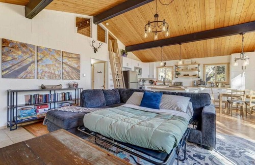 Rainbow Valley Cabin | Timber Peak Cabin! Hot Tub,BBQ & Scenic Views!