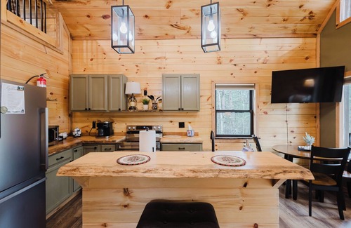 Saint Helens Cabin | Timber Pines at Red River Gorge :1bd/1bth + loft KING beds, Hot Tub & Fire-pit