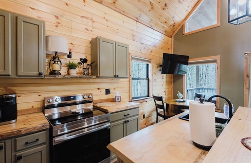 Saint Helens Cabin | Timber Pines at Red River Gorge :1bd/1bth + loft KING beds, Hot Tub & Fire-pit