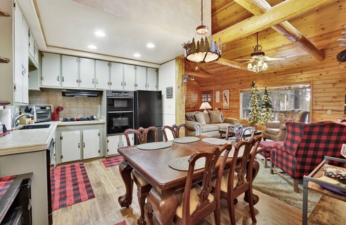 Boulder Bay Cabin | Timber Pines Chalet Retreat Cottage w/Hot Tub