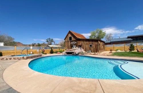 Kanab House | Timber & Tin E 2Bed 2Bath w Pool & Rooftop Deck