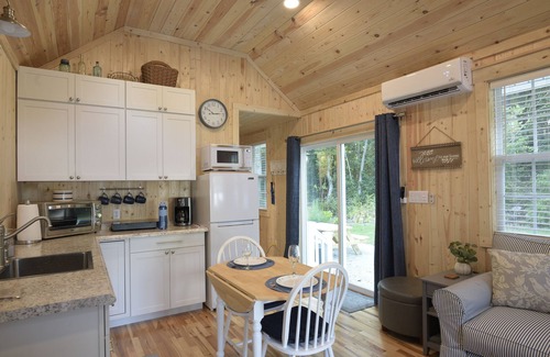 Durants Neck Cottage | ~Timber Tiny House~ Screen Porch~ Fire Pit~ Private Driveway~ Country Getaway~