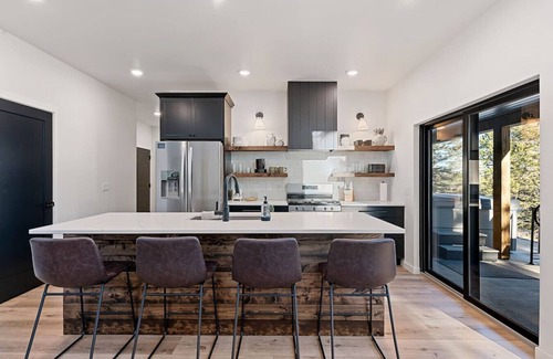Lead House | Timber Trails: Pet-Friendly Haven for Adventurers