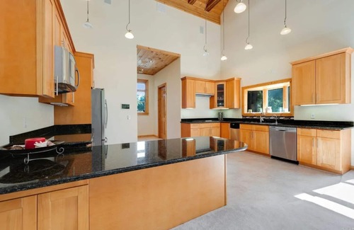 Fort Bragg House | TIMBER VACATION - Home Movie Theater, Ping Pong, Air Hockey, Pool - Fort Bragg