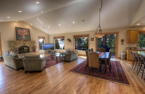 Kingswood Estates House | Timber View Lodge by Lake Tahoe Accommodations