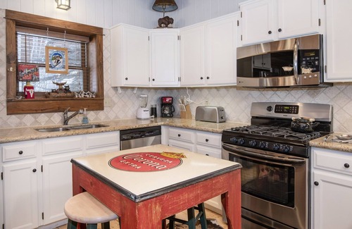 Timbercreek Lodges Cabin | Timbercreek #8b 2 Bedroom Home by RedAwning
