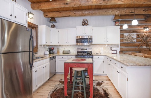 Timbercreek Lodges Cabin | Timbercreek #8b 2 Bedroom Home by RedAwning