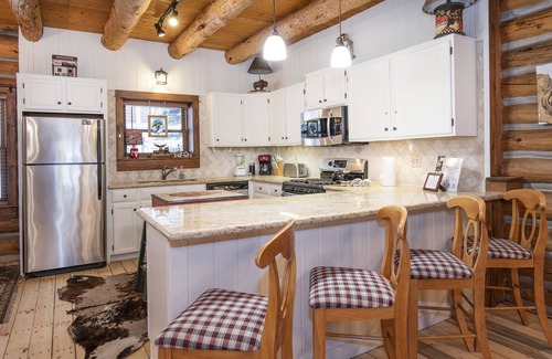 Timbercreek Lodges Cabin | Timbercreek #8b 2 Bedroom Home by RedAwning