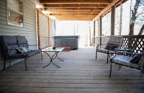 Old Washington Cottage | Timberline Cabins - Dogwood Cottage - Hot Tub, Fireplace