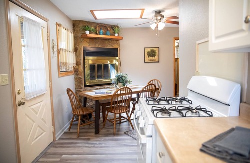 Old Washington Cottage | Timberline Cabins - The Pinewood Cottage - Hot tub, Fireplace, Pets