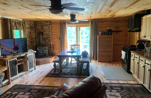 Paradise Cabin | Timberlost Cabin:Reconnect with Nature—Springtime Getaway Awaits!