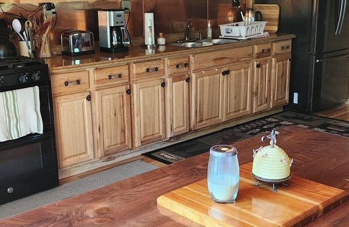 Paradise Cabin | Timberlost Cabin:Reconnect with Nature—Springtime Getaway Awaits!