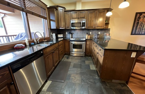 East Kootenay Condo | TimberStone 14 - Golf - Ski - Hike - Chill - Private Hot Tub - Sleeps 9