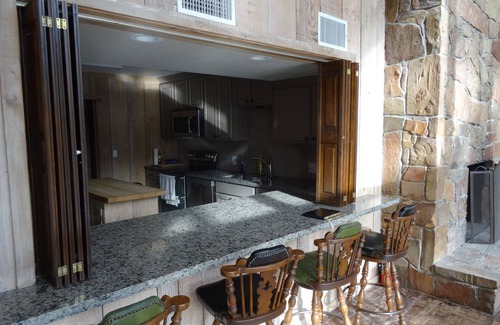 Center Cabin | Timberview Lodge - Wooded East Texas views