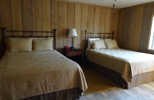 Center Cabin | Timberview Lodge - Wooded East Texas views