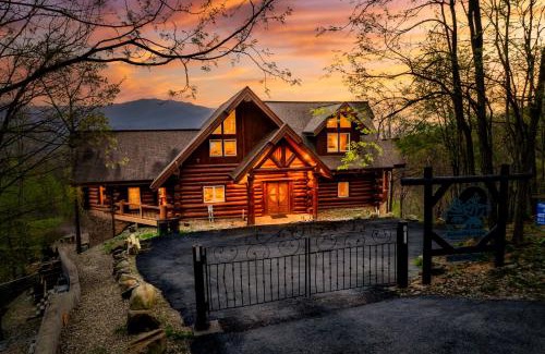 Pittman Center Ski Chalet | Timberwolf - Luxe 5 Star Retreat- September Deal-Game Rm-PS5-FirePit-Hot Tub