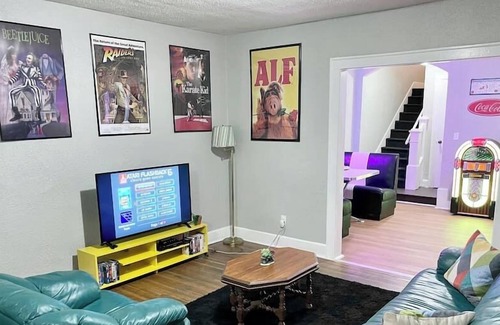 Mapleton/Fall Creek House | Time Traveler's Dream: Retro 80s Fun!
