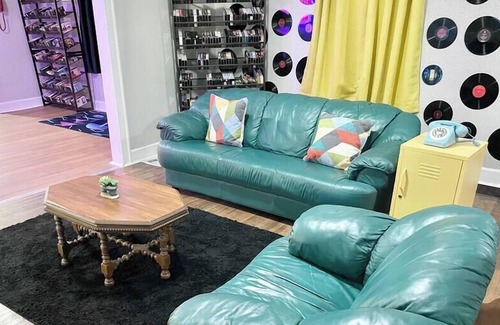 Mapleton/Fall Creek House | Time Traveler's Dream: Retro 80s Fun!