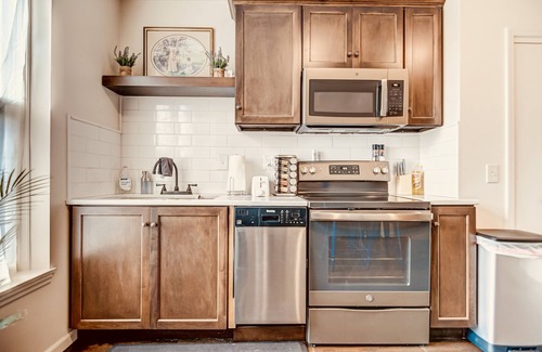 Springfield House | Timeless Elegance | Walk to Capitol & Attractions | Historic Luxury