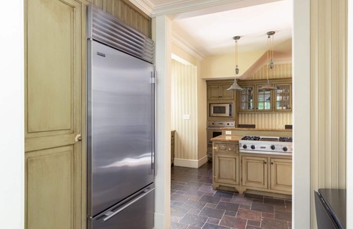Hot Springs House | Timeless, Historic Manor with modern amenities and charming garden for relaxing