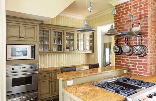 Hot Springs House | Timeless, Historic Manor with modern amenities and charming garden for relaxing