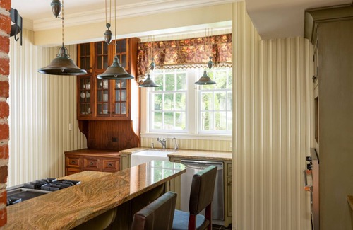 Hot Springs House | Timeless, Historic Manor with modern amenities and charming garden for relaxing