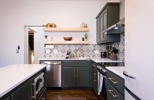 Little Italy Apartment | Timeless Stay Walk2 downtown fun