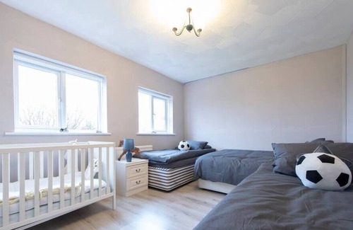 Canvey Island House | Timeless Treasure: A Traditional and Spacious House