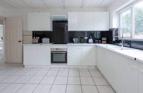 Canvey Island House | Timeless Treasure: A Traditional and Spacious House