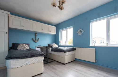 Canvey Island House | Timeless Treasure: A Traditional and Spacious House