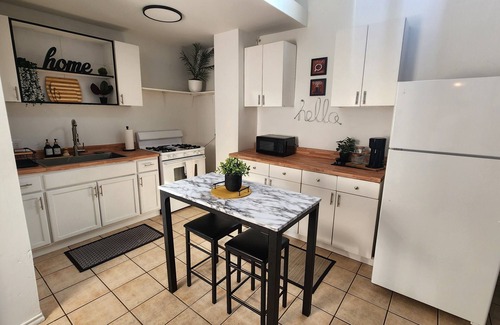 Tremont Apartment | Timeless Tremont-2 Bdrm near Downtown Cle
