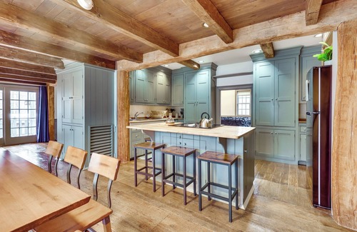 Dundee House | Timeless Winesburg Farmhouse w/Deck