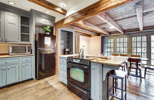 Dundee House | Timeless Winesburg Farmhouse w/Deck