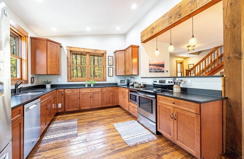 Oakland Ski Chalet | Timroc II, FIVE STAR REVIEWS! LAKE ACCESS, GREAT SWIMMING, PRIVATE 2 ACRES!