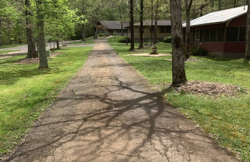 Arcadia Cabin | Tin Roof Cottage- Sleeps 10