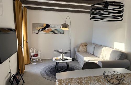 Ustrine Apartment | Tina's Sunset Haven