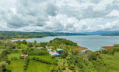 Arenal Hotel | Tinajas Arenal Lakefront Lodge