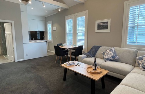 Thorndon Apartment | Tinakori Village Retreat - nRenovated apartment in a charming heritage building