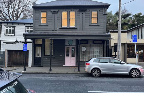Thorndon Apartment | Tinakori Village Retreat - nRenovated apartment in a charming heritage building