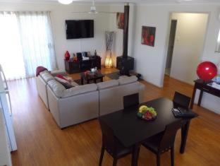 Barrine Bed & Breakfast | Tinaroo Sunset Retreat