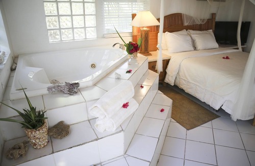 Dunmore Town Hotel | Tingum Village Hotel
