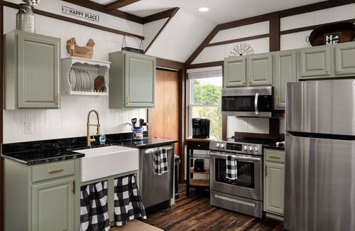 Luray House | Tiny Barn w/Modern Charm on 3 Acres, Mountain and Pasture Views- Sleeps 4
