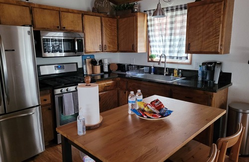 Peter Pan House | Tiny Bear Cabin Family Retreat 2br/1.5ba/Wi-Fi